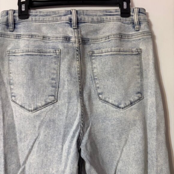 RISEN JEANS High Rise Distressed Knee, Relax Fit Flare Jean (13/31) Light Wash - Picture 5 of 10